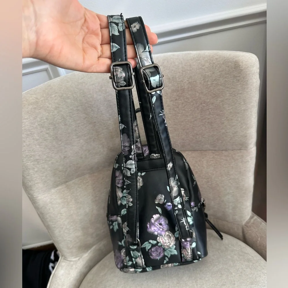 Mini backpack with flowers, double pocket.